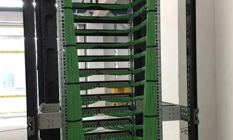 国内弱电工程师的机房施工图片，这理线布线工艺太美了